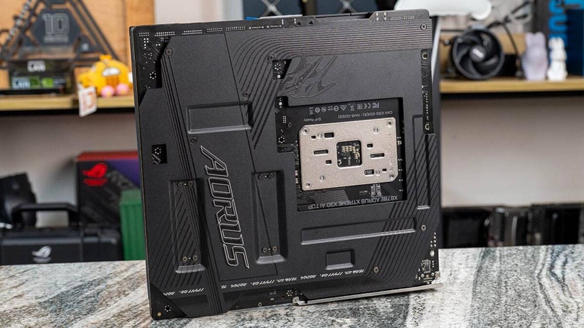 Вид сзади на материнскую плату Gigabyte X870E Aorus Xtreme X3D AI TOP