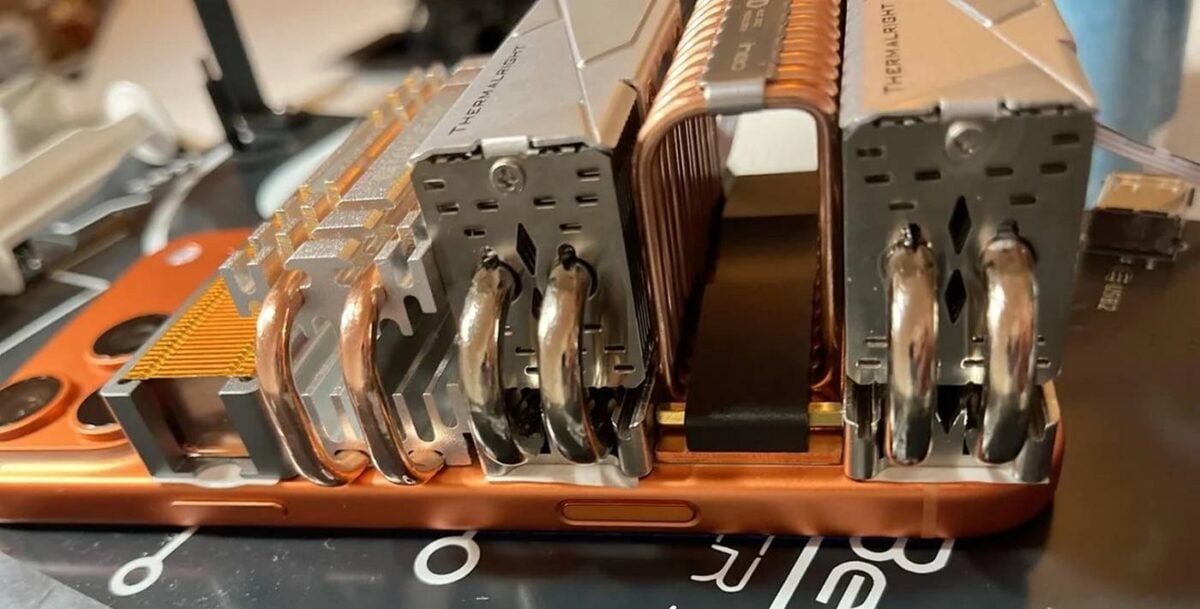 Вид сбоку на iPhone 17 Pro Max с кулерами от M.2 SSD.