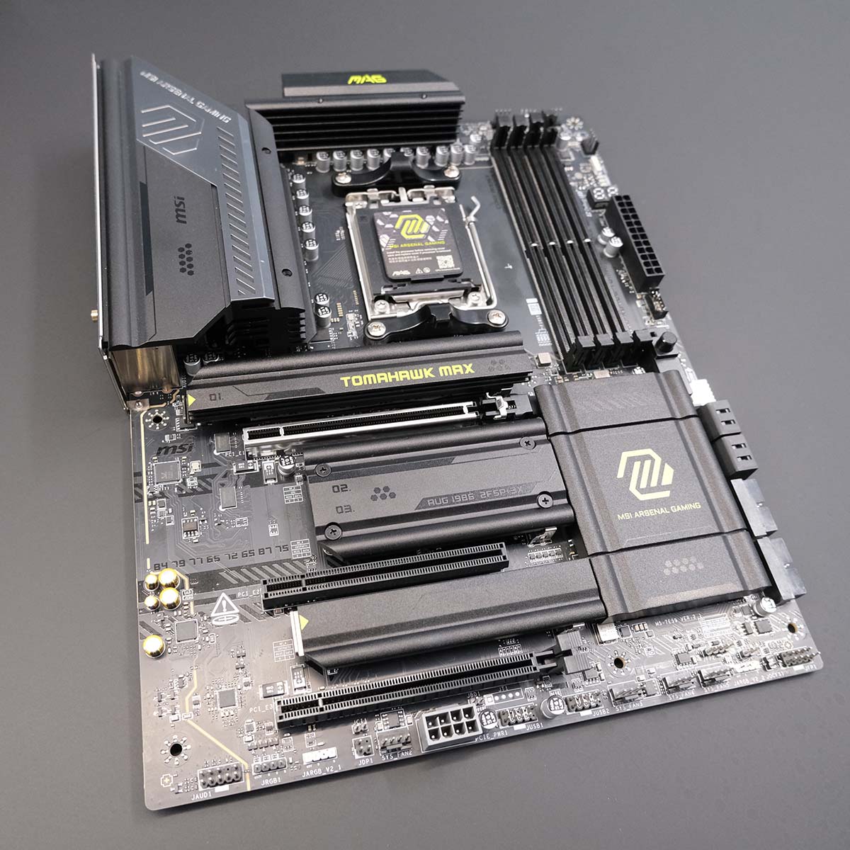 MSI MAG X870E Tomahawk Max WiFi — вид сверху